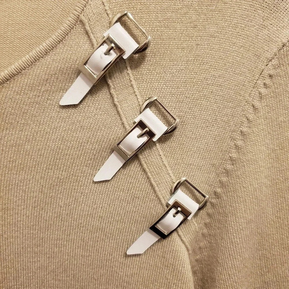 🎉HP🎉Escapade Women's Buckle Top - Picture 2 of 5